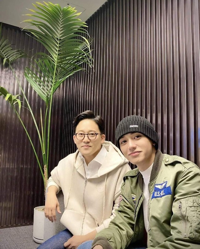 Từ tháng 2 năm nay, Lucas trở lại hoạt động thường xuyên hơn trên mạng xã hội. Anh còn xuất hiện bên cạnh cựu CEO Lee Sung Soo của SM Ent khiến công chúng không ngừng đồn đoán và tranh cãi về kế hoạch trở lại của Lucas.