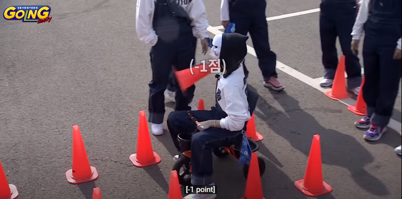 Màn lách luật hài hước của Jeonghan khiến các thành viên “mắt chữ A mồm chữ O” vì sự thông minh đến kỳ lạ của anh chàng.