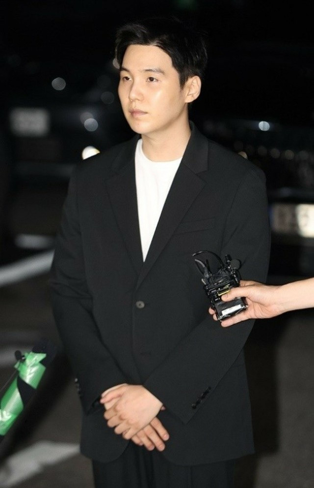 SUGA trình diện tại đồn cảnh sát Yongsan ở Seoul hôm 23/8 để phục vụ quá trình điều tra.