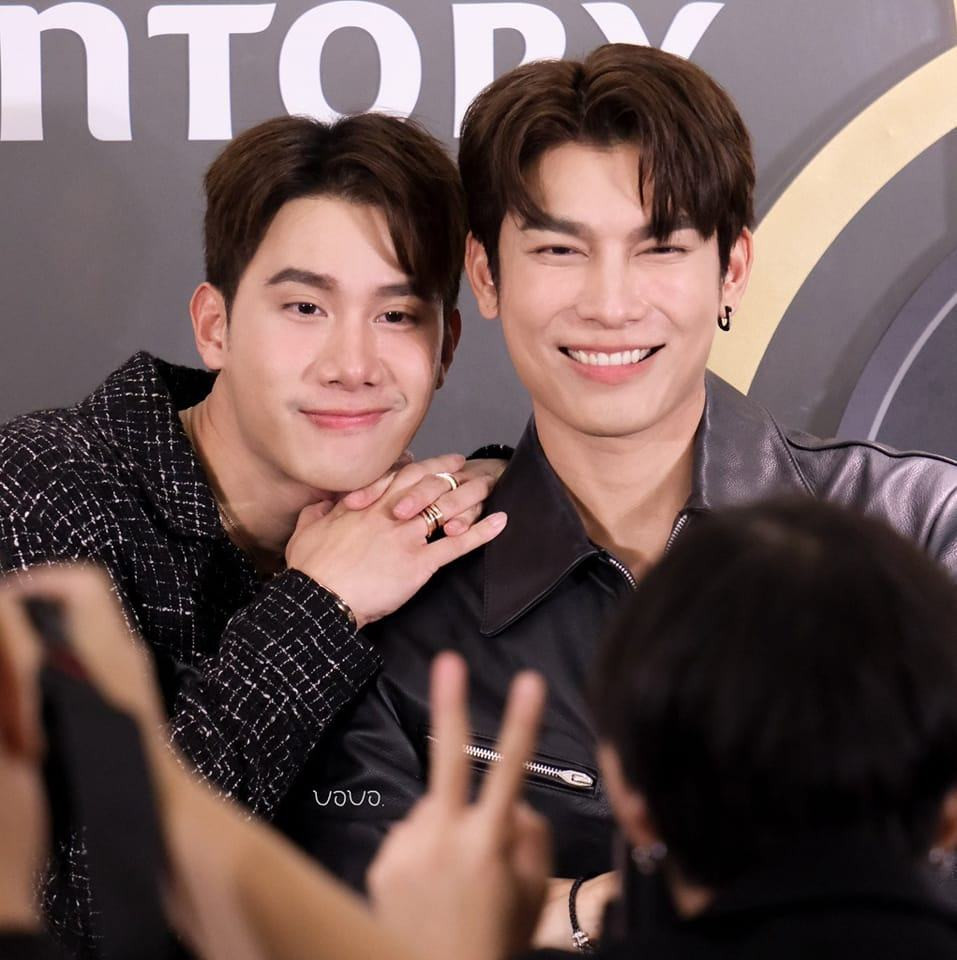 Nhiều khán giả từng cho rằng Mew "tuyệt tình" với fan là để "dọn đường" cho màn công khai mối quan hệ yêu đương của mình và có vẻ là họ đã đúng. Nhiều khán giả từng cho rằng Mew "tuyệt tình" với fan là để "dọn đường" cho màn công khai mối quan hệ yêu đương của mình và có vẻ là họ đã đúng.