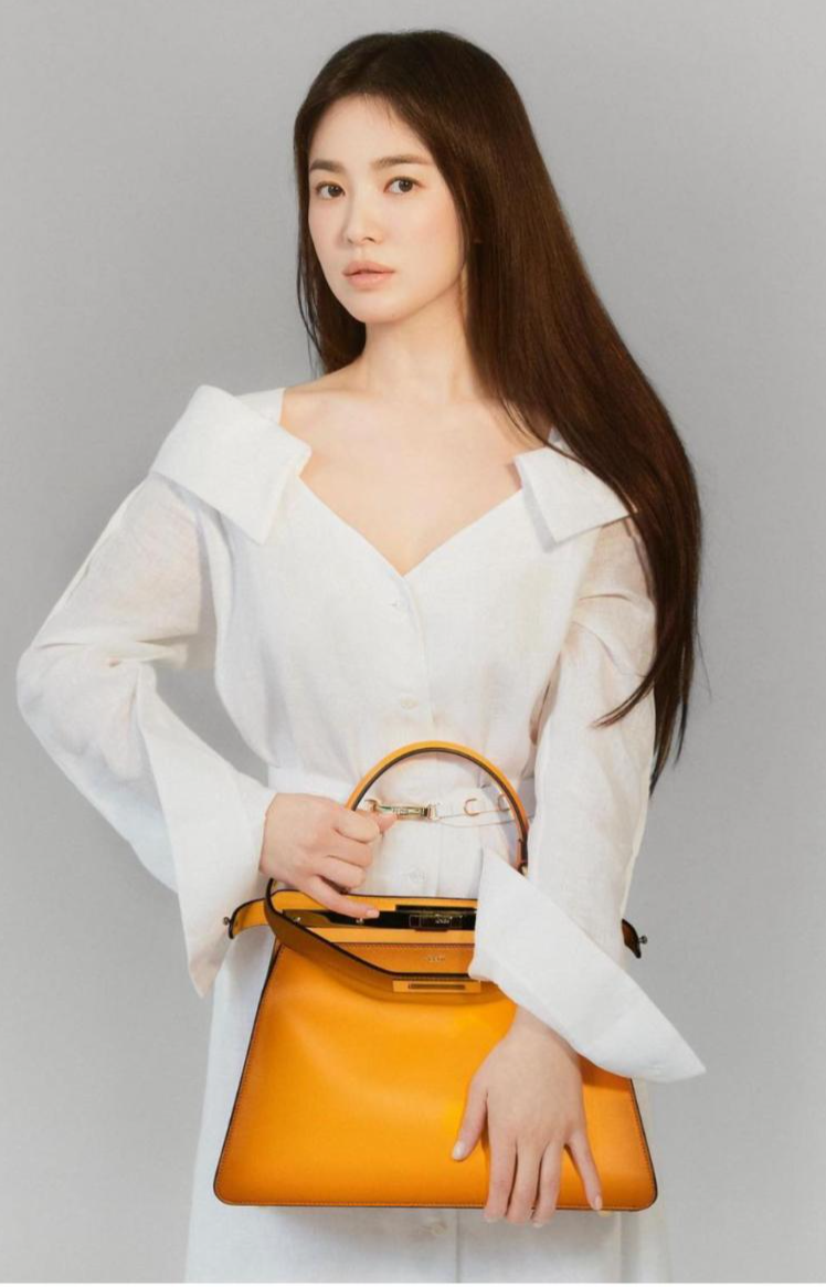 Những khoảnh khắc ngẫu hứng đầy tinh tế của Song Hye Kyo tại trời Tây khiến người hâm mộ càng mong đợi về sự xuất hiện của cô nàng tại Fendi Fashion Show được tổ chức vào 7/7 này. Những khoảnh khắc ngẫu hứng đầy tinh tế của Song Hye Kyo tại trời Tây khiến người hâm mộ càng mong đợi về sự xuất hiện của cô nàng tại Fendi Fashion Show được tổ chức vào 7/7 này.