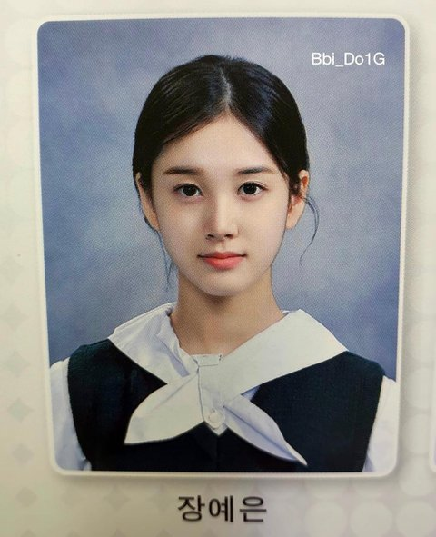 Ảnh chân dung tốt nghiệp của J được Knet &quot;truyền mỏi tay&quot; trong ngày hôm đó.