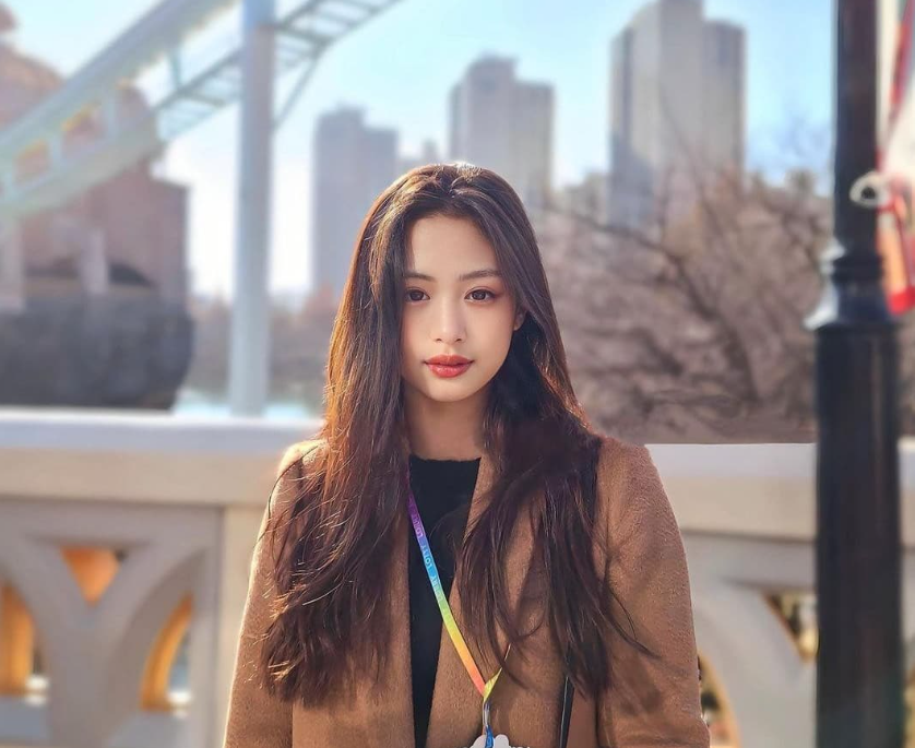 Ahyeon luôn được nhắc đến với kỳ vọng là "viên ngọc mới của nhà YG". Ahyeon luôn được nhắc đến với kỳ vọng là "viên ngọc mới của nhà YG".