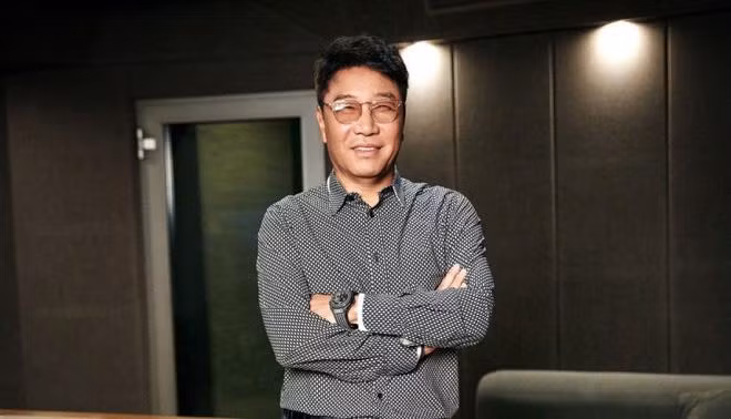 Chủ tịch của SM Entertainment Lee Soo Man... Chủ tịch của SM Entertainment Lee Soo Man...