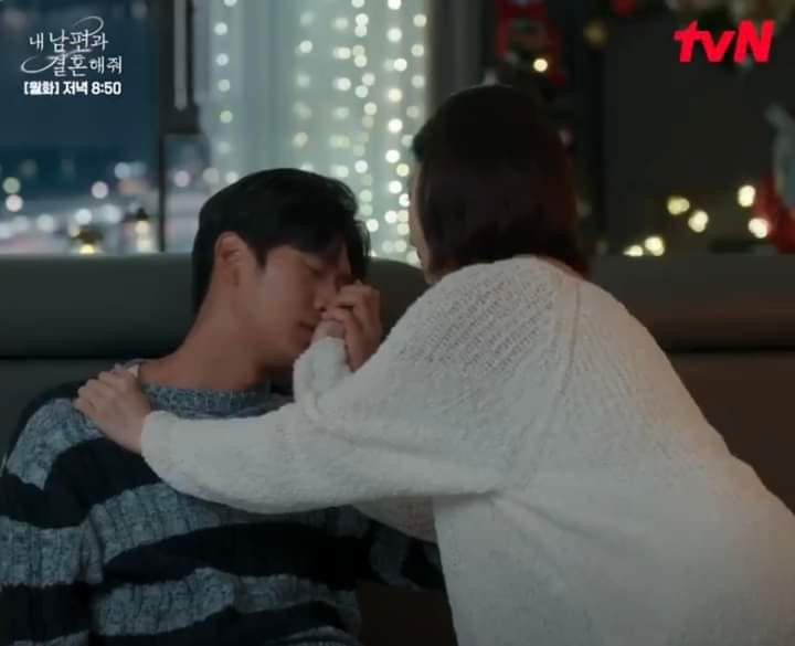 Ji Won bấy giờ mới nhận ra Ji Hyuk đã âm thầm theo dõi và hỗ trợ cô từ lần gặp gỡ đầu tiên của cả hai. Ji Won bấy giờ mới nhận ra Ji Hyuk đã âm thầm theo dõi và hỗ trợ cô từ lần gặp gỡ đầu tiên của cả hai.