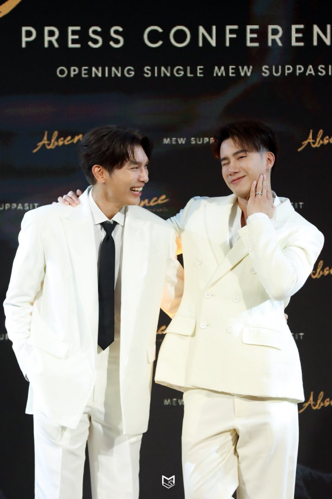 Không còn chỉ là &quot;người yêu&quot;, Mew và Tul từ nay sẽ là hôn phu của nhau.