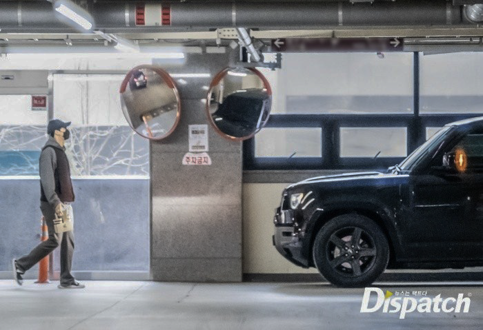 Lee Do Hyun ga-lăng mua cà phê cho người yêu.