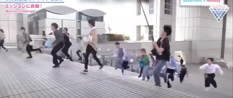 ...trong khi các thành viên khác đang thực hiện thử thách… chạy thang bộ.