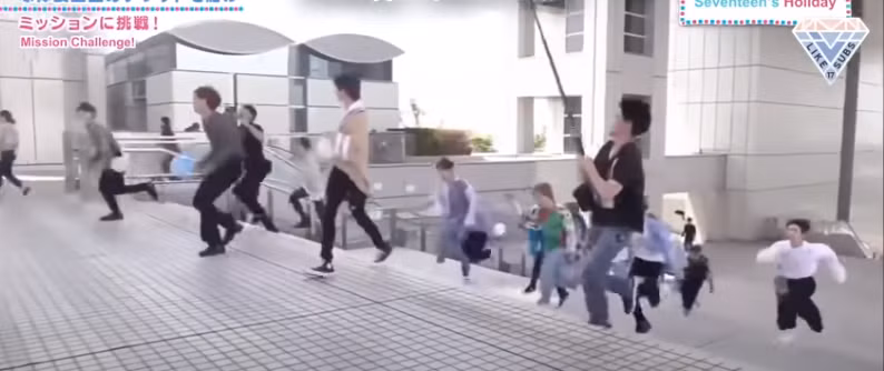 ...trong khi các thành viên khác đang thực hiện thử thách… chạy thang bộ.