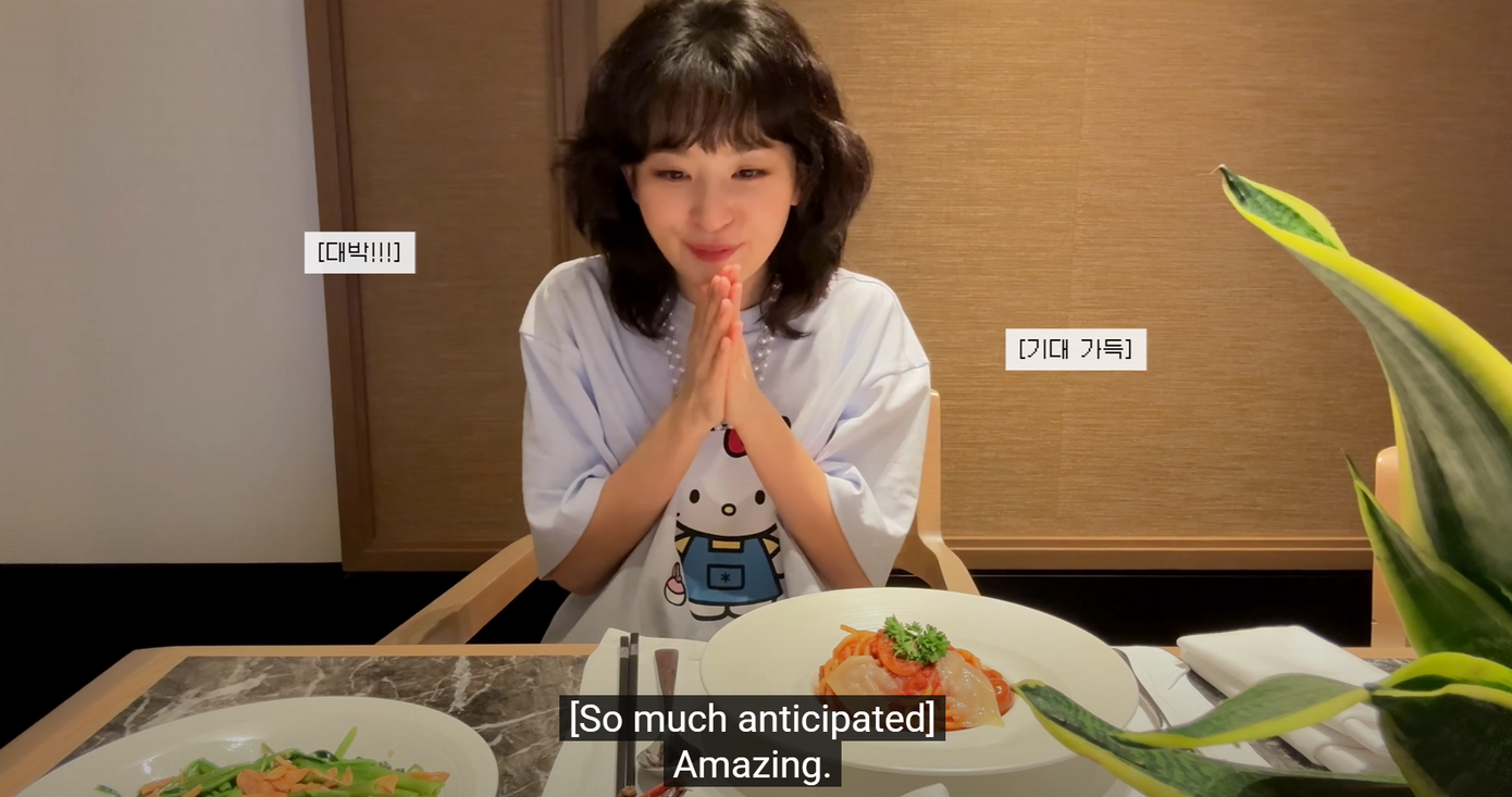 Vẻ mặt hào hứng của Seulgi trước bàn đồ ăn đầy ắp những món hải sản của vùng biển Phú Quốc, đặc biệt là sự hiện diện chiếc đĩa rau muống xào tỏi mà cô yêu thích. Vẻ mặt hào hứng của Seulgi trước bàn đồ ăn đầy ắp những món hải sản của vùng biển Phú Quốc, đặc biệt là sự hiện diện chiếc đĩa rau muống xào tỏi mà cô yêu thích.