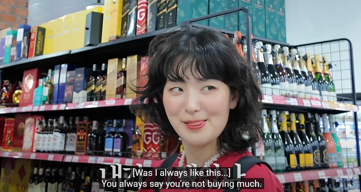 Cô nàng bẽn lẽn khi bị các staff "chọc quê" là mua quá nhiều. Cô nàng bẽn lẽn khi bị các staff "chọc quê" là mua quá nhiều.