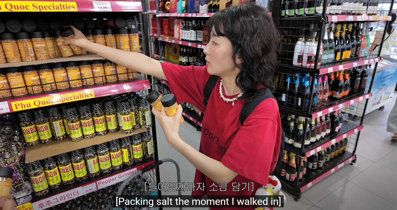 Seulgi "luôn tay luôn chân" gom nhiều muối nhất có thể trước khi trở về Hàn Quốc. Seulgi "luôn tay luôn chân" gom nhiều muối nhất có thể trước khi trở về Hàn Quốc.