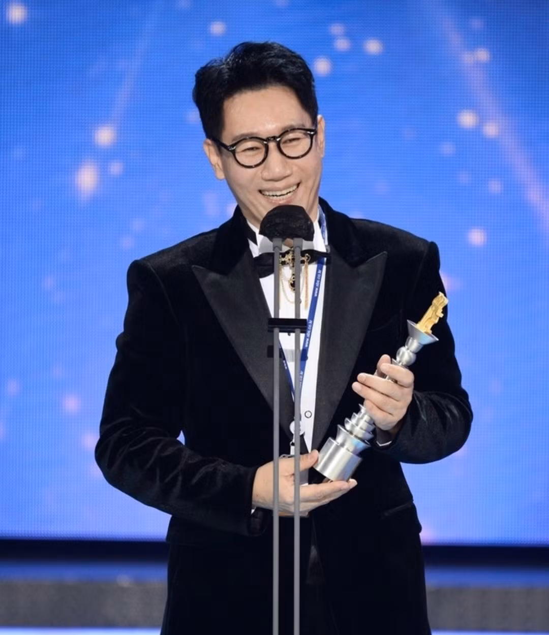 Các nhân viên tiết lộ Ji Suk Jin đã thanh toán cho mỗi nhân viên khoảng 2 triệu won/ tháng (hơn 35 triệu VNĐ) bằng tiền cá nhân của mình.