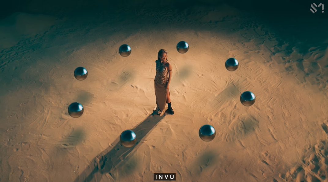 Những mặt trăng vây quanh Taeyeon cũng được cho là đại diện cho những tiên nữ đi theo nàng trong mỗi đêm đi săn. Những mặt trăng vây quanh Taeyeon cũng được cho là đại diện cho những tiên nữ đi theo nàng trong mỗi đêm đi săn.