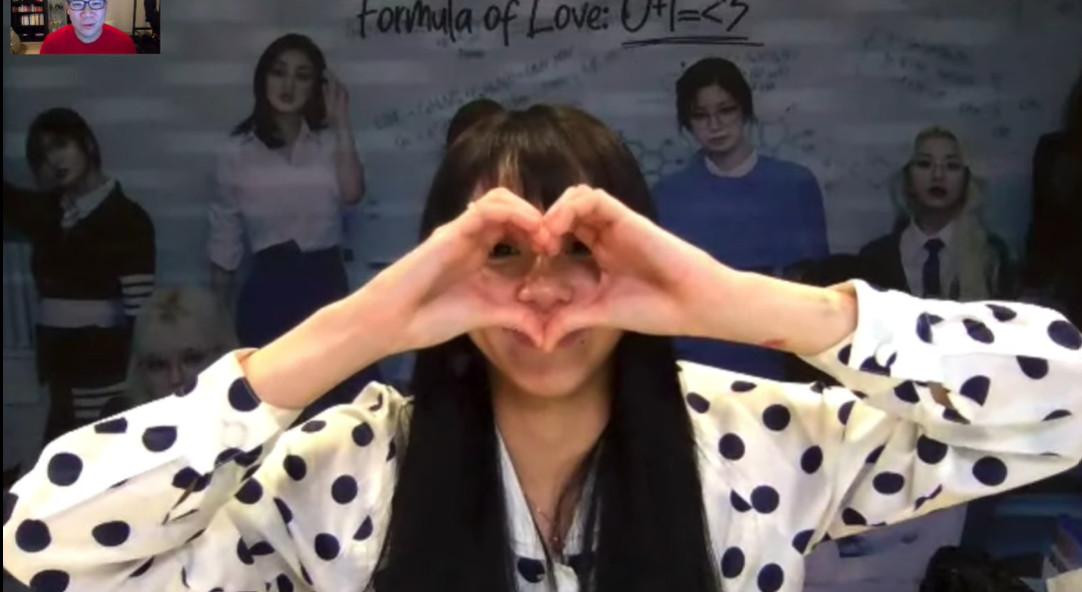 Nữ rapper nhà TWICE còn nhiệt tình thả tim đến "cựu đồng nghiệp" Lil Timmy Tim tại trời Tây. Nữ rapper nhà TWICE còn nhiệt tình thả tim đến "cựu đồng nghiệp" Lil Timmy Tim tại trời Tây.