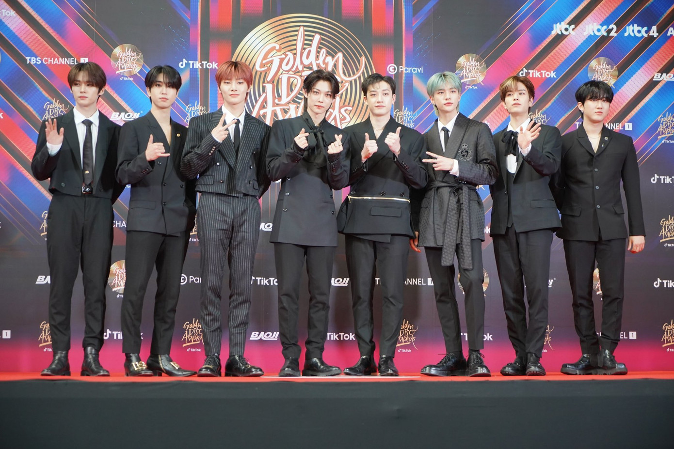 Trang phục sáng tạo của Stray Kids được khán giả khen ngợi hết lời.