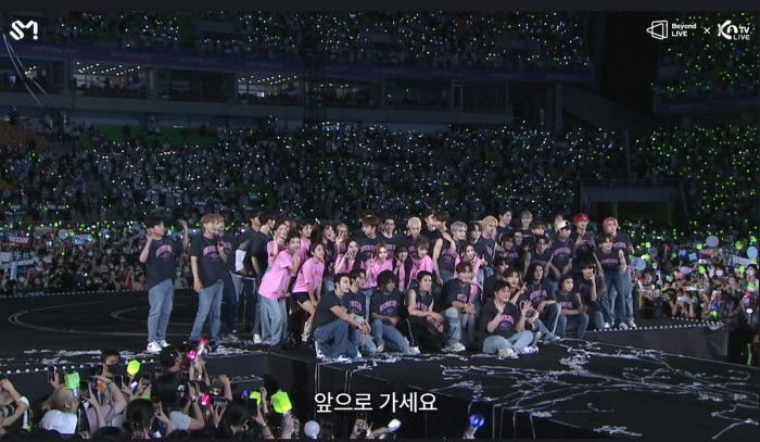 Các hoạt động trình diễn tại nước ngoài của nghệ sĩ SM như concert SMTOWN thực chất là để phục vụ mục tiêu "truyền bá hệ tư tưởng SM" trên khắp thế giới, điều này khiến ban giám đốc của công ty "đau đầu" khi phải liên tục kiểm tra lịch trình của nghệ sĩ. Các hoạt động trình diễn tại nước ngoài của nghệ sĩ SM như concert SMTOWN thực chất là để phục vụ mục tiêu "truyền bá hệ tư tưởng SM" trên khắp thế giới, điều này khiến ban giám đốc của công ty "đau đầu" khi phải liên tục kiểm tra lịch trình của nghệ sĩ.