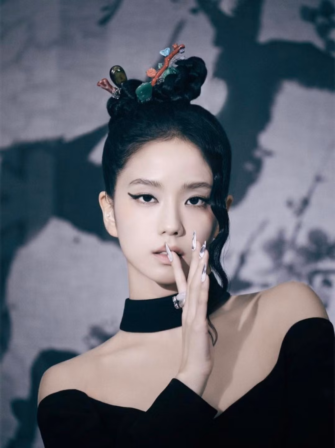 Giọng hát của Jisoo trong FLOWER được đánh giá là có tiến bộ với tông nhạc tương đối trầm, phù hợp với màu giọng nữ trung đặc trưng của cô.