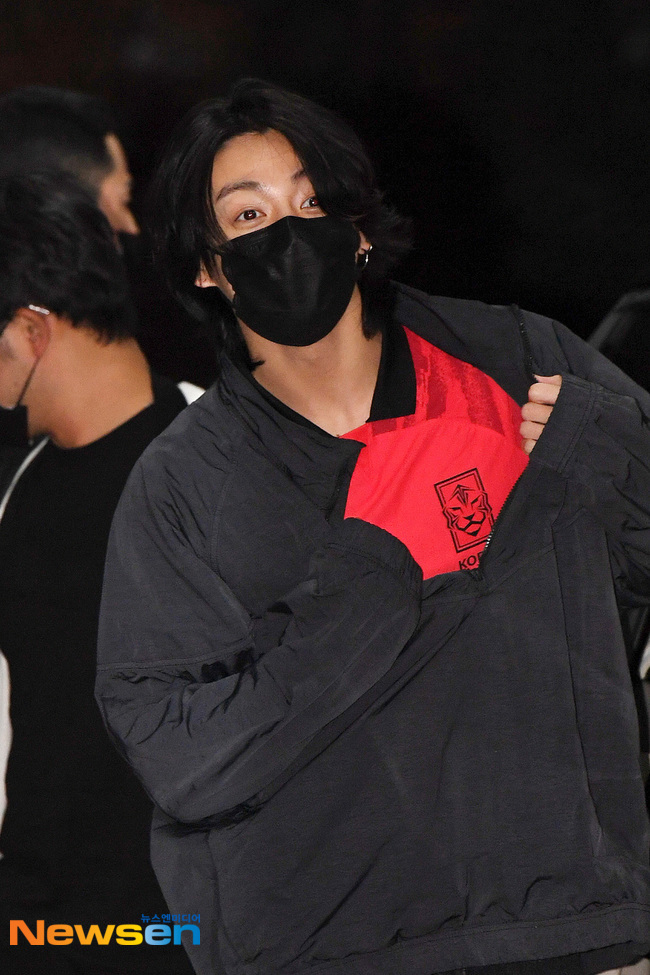 Những khoảnh khắc khoe áo của Jung Kook khiến người hâm mộ &quot;quắn quéo&quot; vì dễ thương.