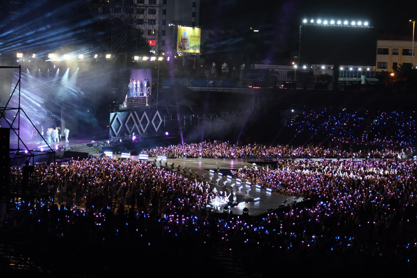 Hướng nhìn "bá cháy" của bệnh viện với view phóng thẳng ra sân khấu của Super Junior cùng "biển" lightstick cuồng nhiệt của người hâm mộ. Hướng nhìn "bá cháy" của bệnh viện với view phóng thẳng ra sân khấu của Super Junior cùng "biển" lightstick cuồng nhiệt của người hâm mộ.