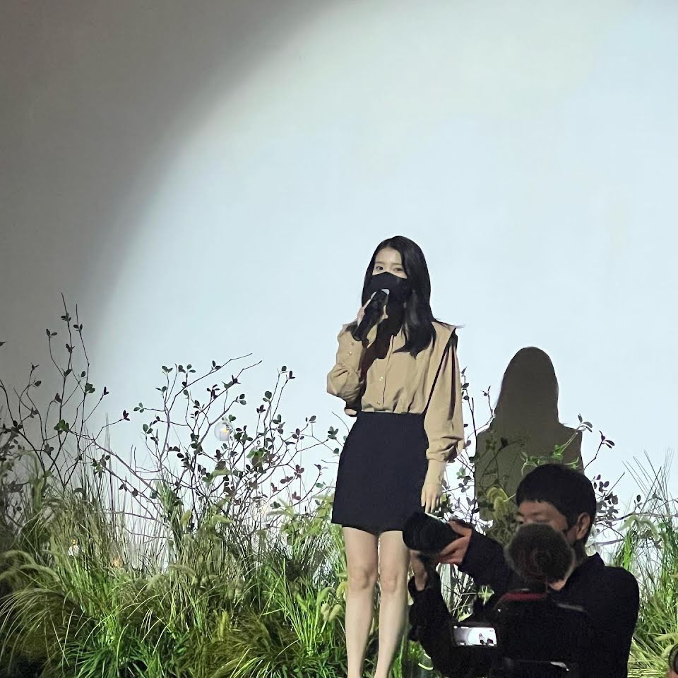 IU diện trang phục đơn giản, nhưng vẫn thanh lịch, sang trọng, hát mừng trong đám cưới. IU diện trang phục đơn giản, nhưng vẫn thanh lịch, sang trọng, hát mừng trong đám cưới.