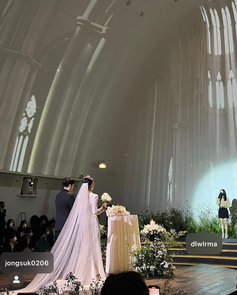 Netizen còn "lục lại" được tấm ảnh cho thấy Lee Jong Suk hoàn toàn chú tâm vào màn trình diễn của IU. Anh chàng từng tiết lộ mình thích nghe những bản tình ca của IU như ca khúc Winter Sleep. Netizen còn "lục lại" được tấm ảnh cho thấy Lee Jong Suk hoàn toàn chú tâm vào màn trình diễn của IU. Anh chàng từng tiết lộ mình thích nghe những bản tình ca của IU như ca khúc Winter Sleep.