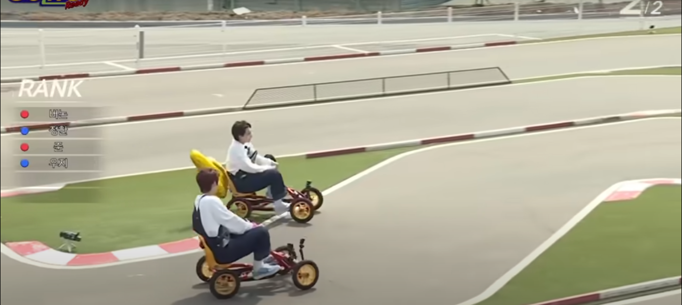 Jeonghan (người ở trước) ngang nhiên băng qua thảm cỏ phân cách để vượt hạng.