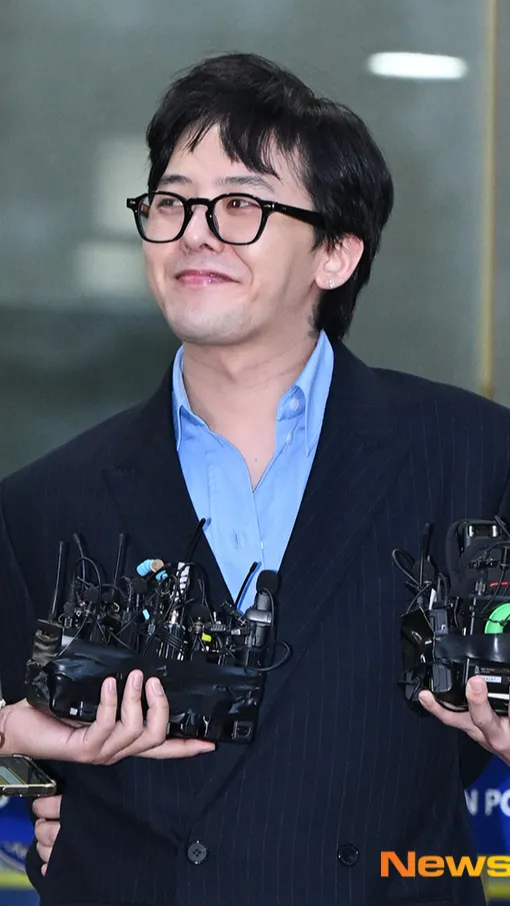 Nụ cười "đắc thắng" của G-Dragon sau buổi điều tra từng "gây bão" toàn cõi mạng.