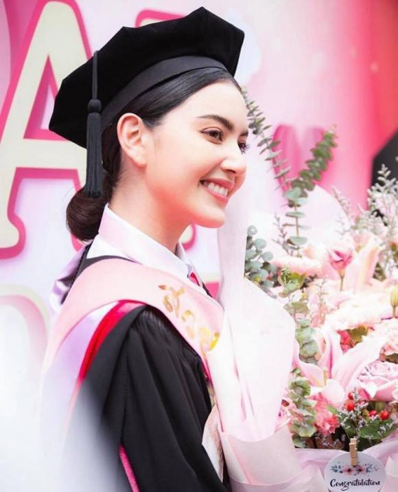 Trước đó, vào năm 2018, Mai Davika từng khiến truyền thông phải "tốn giấy mực" vì vẻ đẹp rạng ngời trong ngày lễ tốt nghiệp Cử nhân. Cô nàng khiến người hâm mộ tự hào khi luôn cố gắng hoàn thiện bản thân ở nhiều khía cạnh khác bên cạnh sự nghiệp nghệ thuật thành công. Trước đó, vào năm 2018, Mai Davika từng khiến truyền thông phải "tốn giấy mực" vì vẻ đẹp rạng ngời trong ngày lễ tốt nghiệp Cử nhân. Cô nàng khiến người hâm mộ tự hào khi luôn cố gắng hoàn thiện bản thân ở nhiều khía cạnh khác bên cạnh sự nghiệp nghệ thuật thành công.