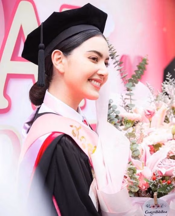 Trước đó, vào năm 2018, Mai Davika từng khiến truyền thông phải "tốn giấy mực" vì vẻ đẹp rạng ngời trong ngày lễ tốt nghiệp Cử nhân. Cô nàng khiến người hâm mộ tự hào khi luôn cố gắng hoàn thiện bản thân ở nhiều khía cạnh khác bên cạnh sự nghiệp nghệ thuật thành công. Trước đó, vào năm 2018, Mai Davika từng khiến truyền thông phải "tốn giấy mực" vì vẻ đẹp rạng ngời trong ngày lễ tốt nghiệp Cử nhân. Cô nàng khiến người hâm mộ tự hào khi luôn cố gắng hoàn thiện bản thân ở nhiều khía cạnh khác bên cạnh sự nghiệp nghệ thuật thành công.