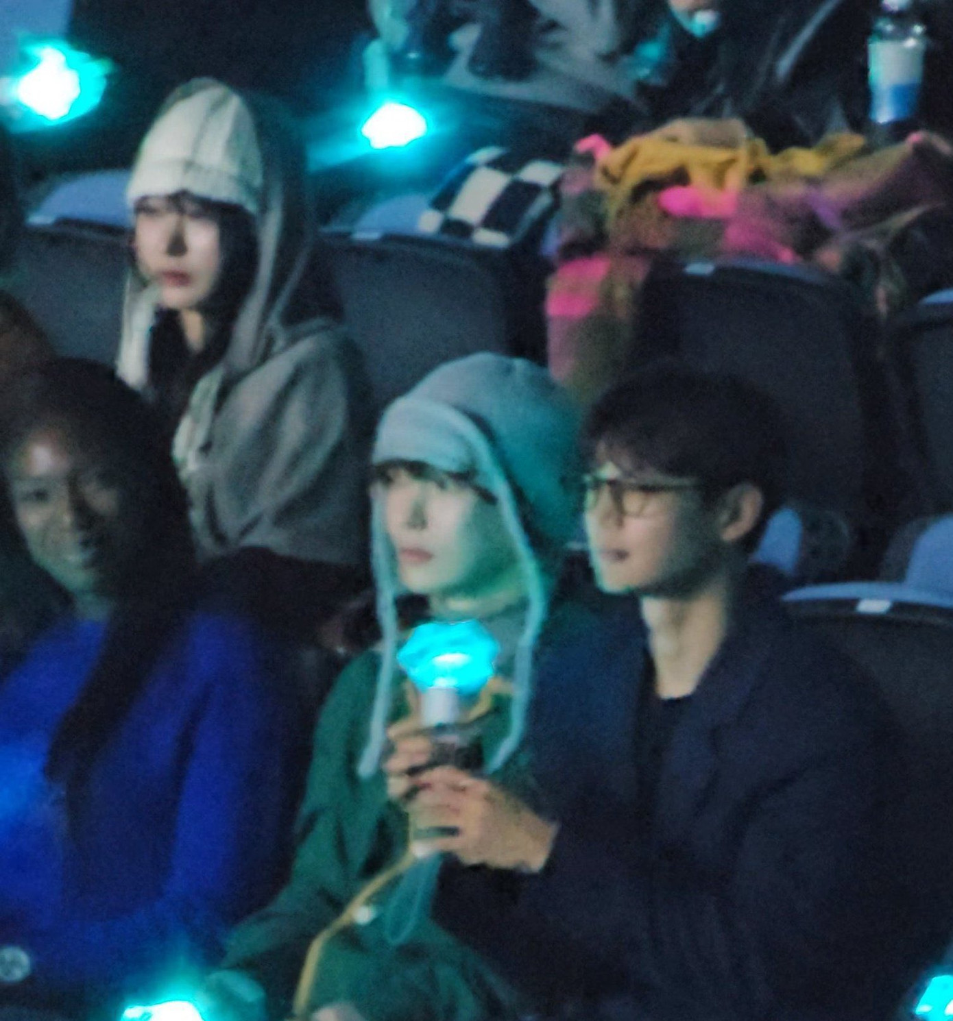 No:ze (góc trái) từng được bắt gặp ngồi chung khu ghế với các thành viên khác của SHINee để ủng hộ cho concert của Taemin. No:ze (góc trái) từng được bắt gặp ngồi chung khu ghế với các thành viên khác của SHINee để ủng hộ cho concert của Taemin.