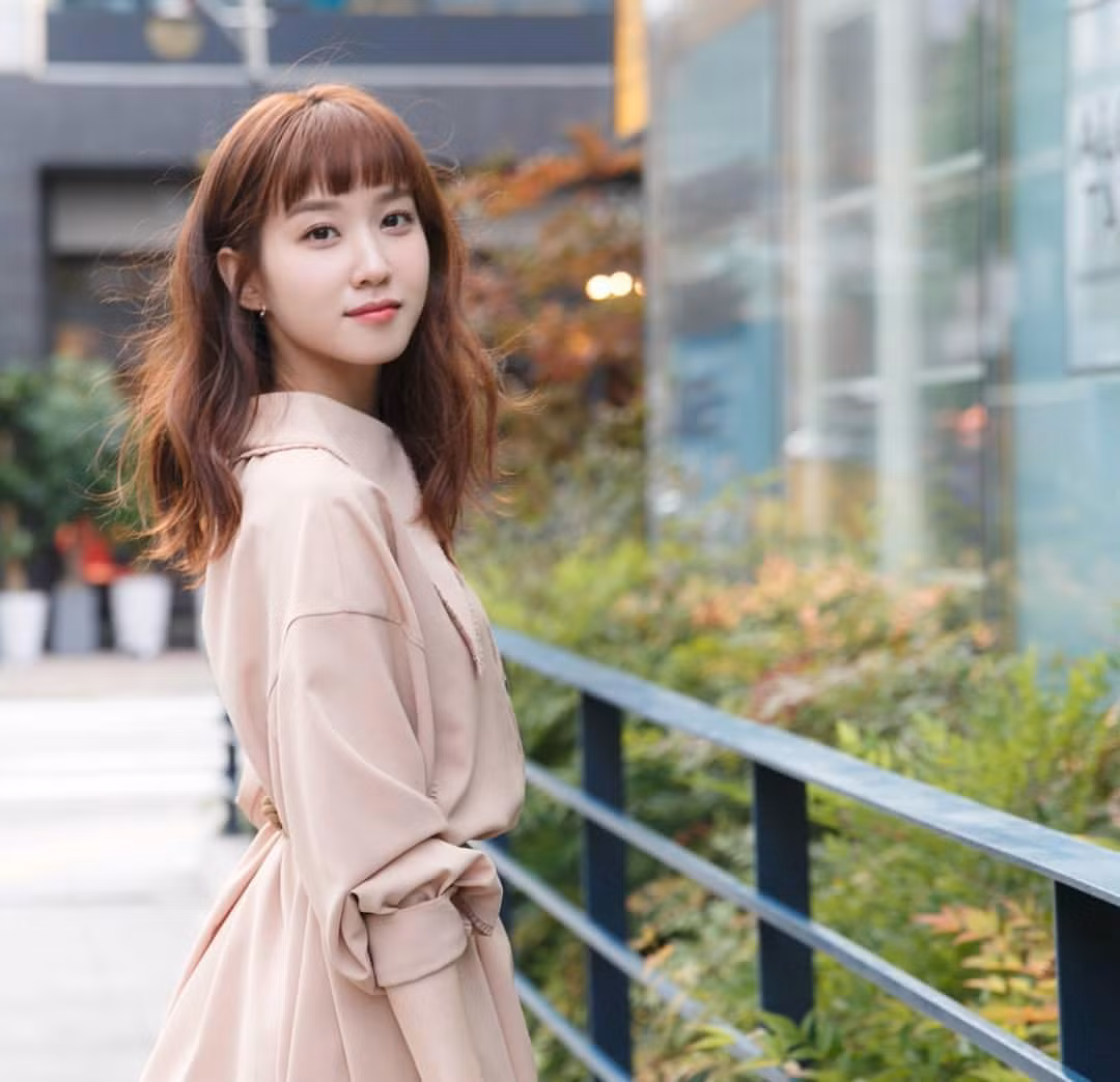 Vẫn còn một Park Eun Bin "bèo nhún" hết cỡ với những chiếc váy tông trắng, hồng, nhẹ nhàng, dễ gần như cô bạn nhà bên.