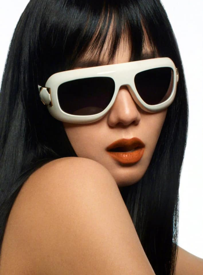 Chiếc kính Lady Dior trong một set ảnh của Jisoo có giá "sương sương" 11,6 triệu VNĐ. Chiếc kính Lady Dior trong một set ảnh của Jisoo có giá "sương sương" 11,6 triệu VNĐ.