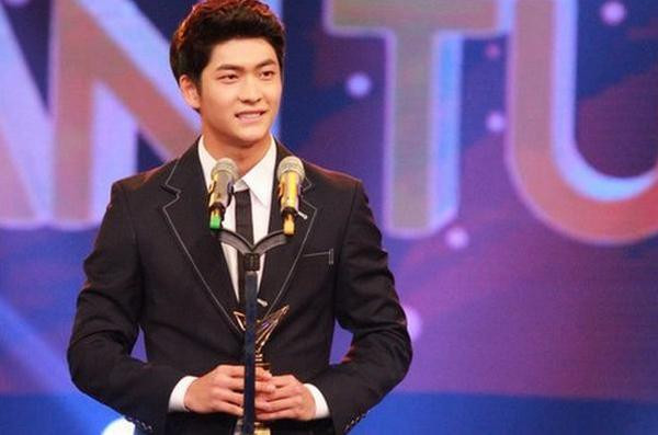 Tuổi Thanh Xuân trở thành hit lớn vào năm 2014, Kang Tae Oh là diễn viên ngoại quốc đầu tiên được xưng danh tại VTV Awards 2015 hạng mục Nam diễn viên ấn tượng nhất. Tuổi Thanh Xuân trở thành hit lớn vào năm 2014, Kang Tae Oh là diễn viên ngoại quốc đầu tiên được xưng danh tại VTV Awards 2015 hạng mục Nam diễn viên ấn tượng nhất.