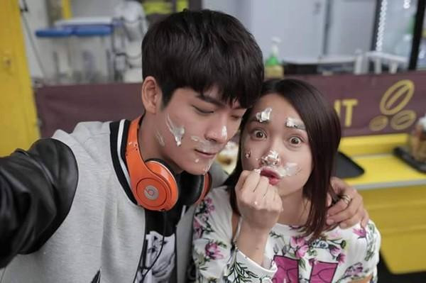 Sự ăn ý của chàng diễn viên xứ Kim chi cùng diễn viên Nhã Phương cũng trở thành "thỏi nam châm" hút fan của bộ phim Tuổi Thanh Xuân. Sự ăn ý của chàng diễn viên xứ Kim chi cùng diễn viên Nhã Phương cũng trở thành "thỏi nam châm" hút fan của bộ phim Tuổi Thanh Xuân.