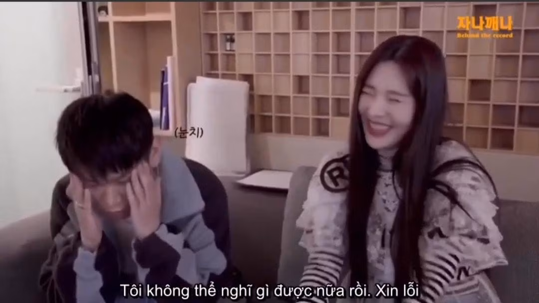 Thậm chí, Crush trở nên “cạn lời” vì quá hồi hộp khi được bên cạnh Joy ở cự ly quá gần. - Ảnh: Fanpage RVVF