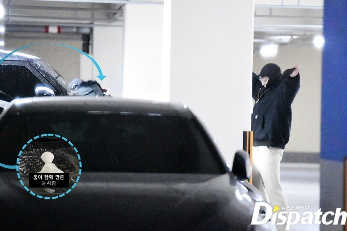 Biểu cảm thích thú vui đùa của Lim Ji Yeon sau buổi nặn người tuyết đã bị Dispatch bắt gặp.