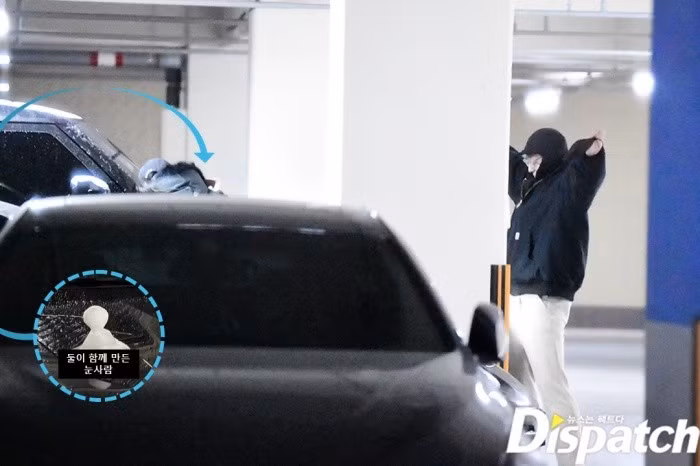 Biểu cảm thích thú vui đùa của Lim Ji Yeon sau buổi nặn người tuyết đã bị Dispatch bắt gặp. Biểu cảm thích thú vui đùa của Lim Ji Yeon sau buổi nặn người tuyết đã bị Dispatch bắt gặp.
