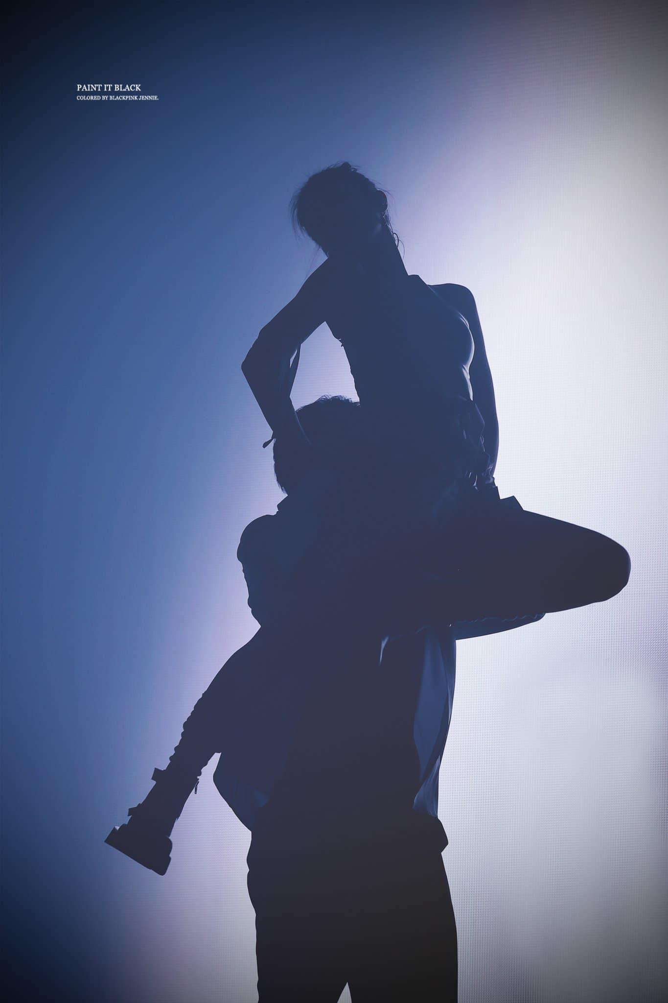 Bóng lưng thướt tha, yểu điệu của Jennie khiến người xem trầm trồ không ngớt. - Ảnh: Twitter Paint It Black.