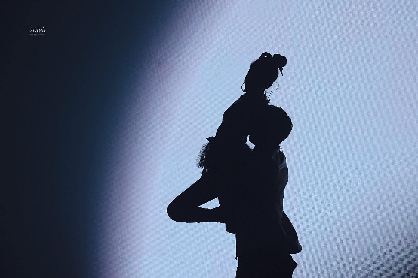 Dù trình diễn một bài hát mới toanh nhưng với thần thái tự tin, giọng hát live ổn định, pha chút ma mị, Jennie khiến tất cả người xem như bị &quot;hút&quot; vào tiết mục của mình. - Ảnh: Twitter Soleil.