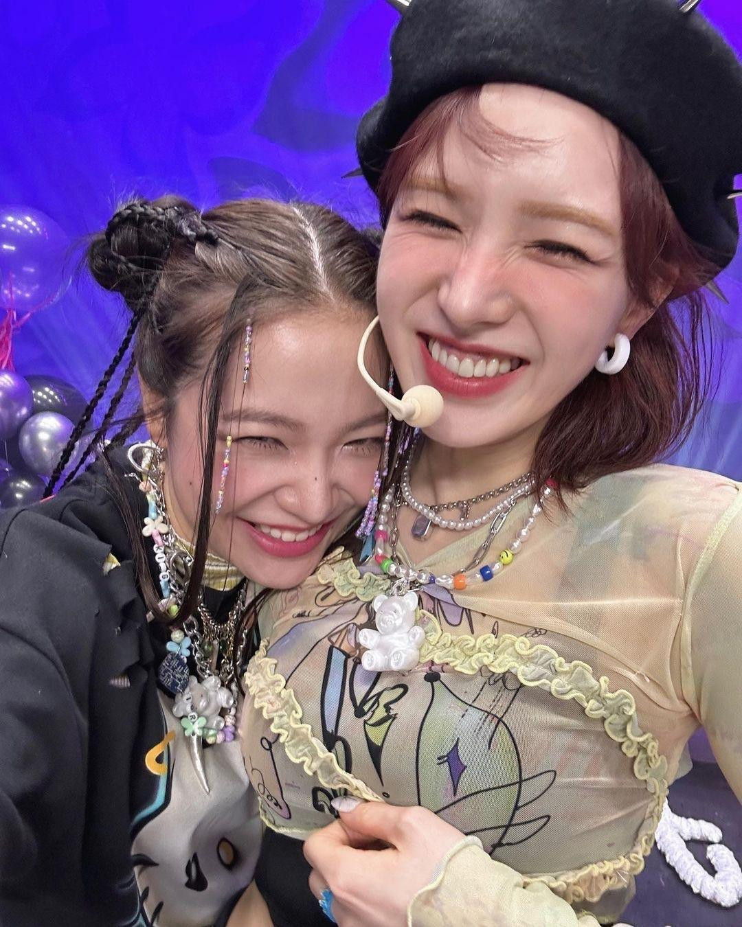 Yeri và Wendy cũng đã trấn an người hâm mộ qua nhiều kênh thông tin với lời hứa "Red Velvet Forever" (Red Velvet là mãi mãi). Yeri và Wendy cũng đã trấn an người hâm mộ qua nhiều kênh thông tin với lời hứa "Red Velvet Forever" (Red Velvet là mãi mãi).