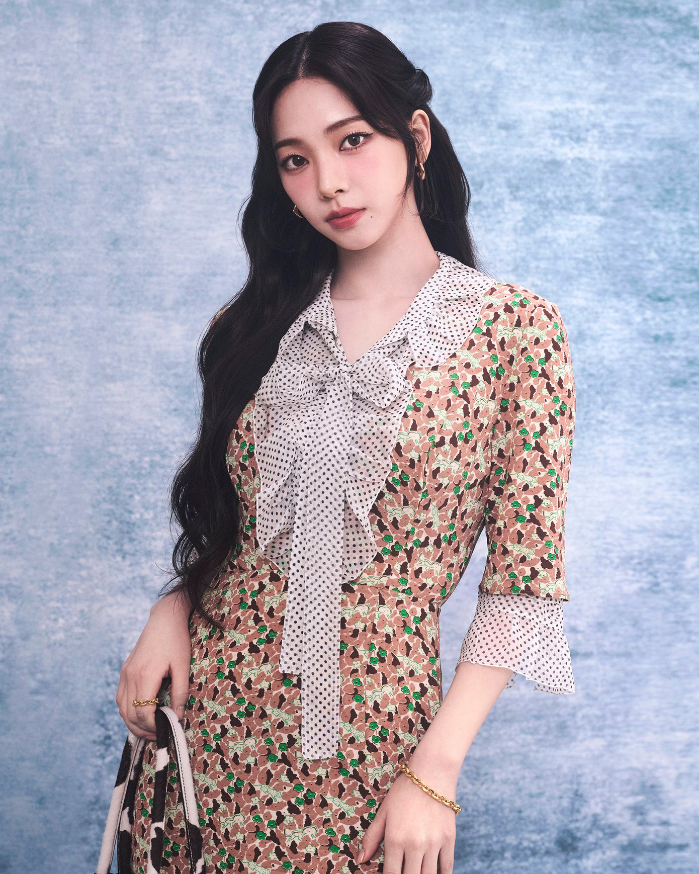 Karina tạo ra "cơn địa chấn Internet" khi xuất hiện tại Milan Fashion Week năm nay với tư cách là Đại sứ của Prada. Karina tạo ra "cơn địa chấn Internet" khi xuất hiện tại Milan Fashion Week năm nay với tư cách là Đại sứ của Prada.