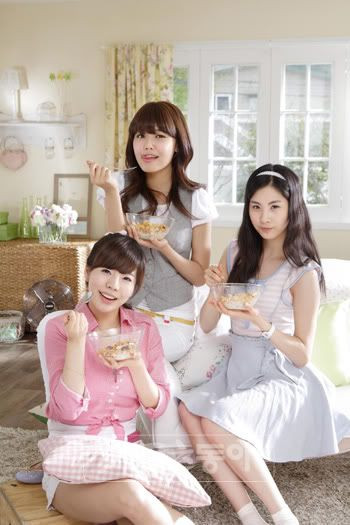 &quot;Tình chị em cây khế&quot; của ba thành viên SNSD khiến các SONE cảm động.