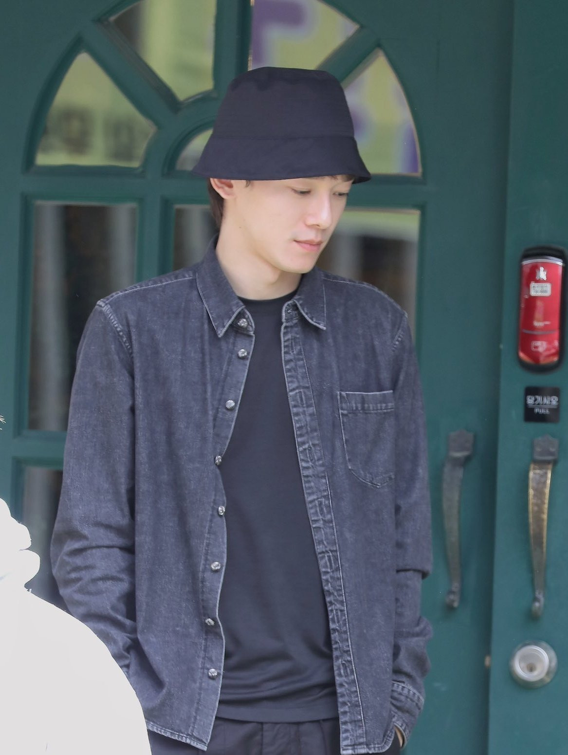 Hình ảnh của Chen được một fansite ghi lại tại địa điểm nhập ngũ của KAI vào ngày 11/5. Hình ảnh của Chen được một fansite ghi lại tại địa điểm nhập ngũ của KAI vào ngày 11/5.