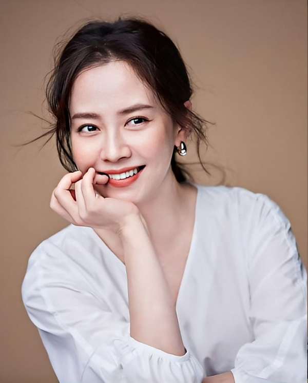 Ngoài Song Ji Hyo, vẫn còn những nạn nhân khác. Nữ diễn viên tiết lộ với Dispatch rằng Uzurocks đang nợ mỗi người lên đến 200 triệu won (khoảng 3,5 tỷ VNĐ). Ngoài Song Ji Hyo, vẫn còn những nạn nhân khác. Nữ diễn viên tiết lộ với Dispatch rằng Uzurocks đang nợ mỗi người lên đến 200 triệu won (khoảng 3,5 tỷ VNĐ).