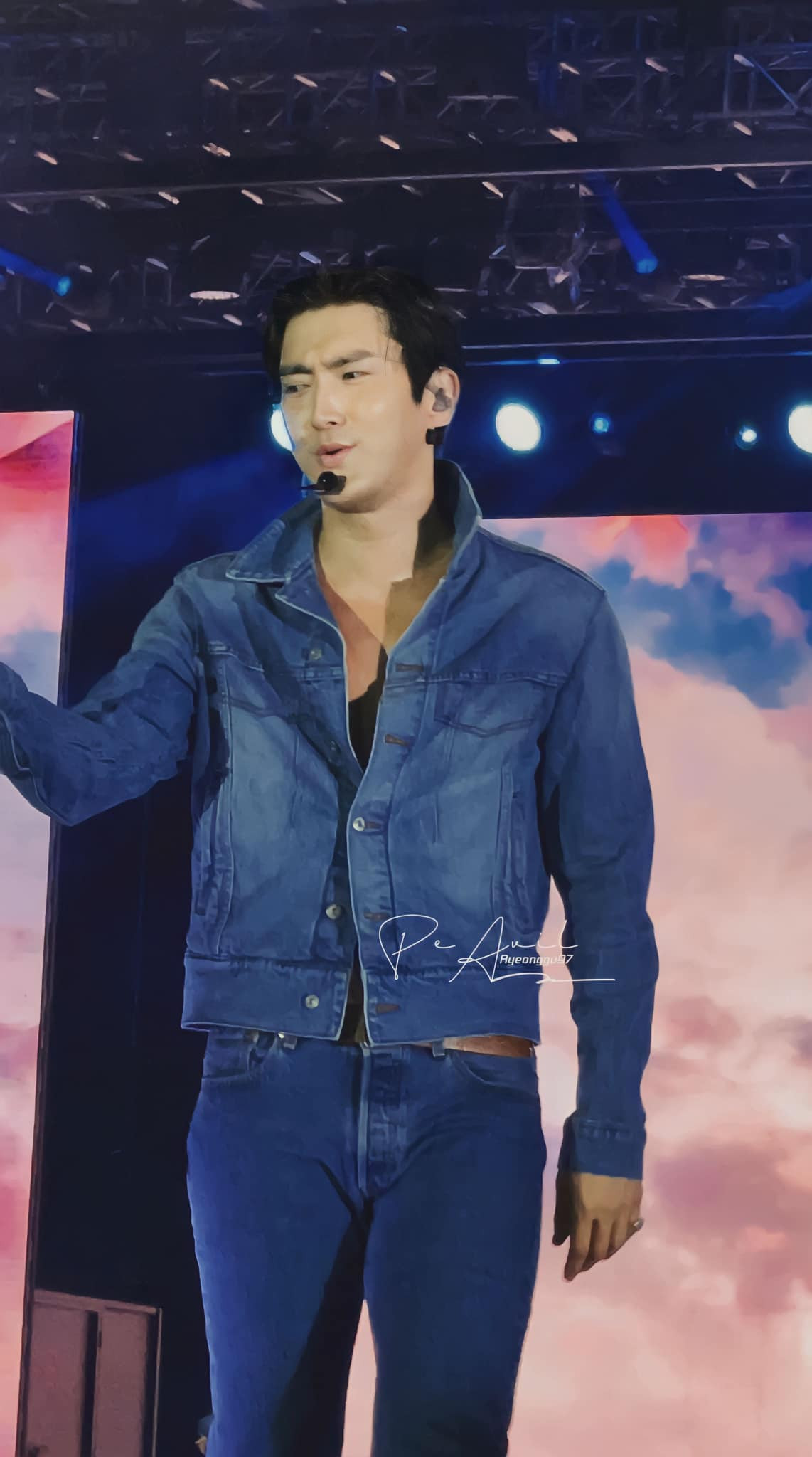 Sự nhiệt huyết của Siwon trong đêm nhạc là điều khiến nhiều E.L.F vô cùng tự hào và hạnh phúc - Nguồn: Twitter Ryeonggu97 Sự nhiệt huyết của Siwon trong đêm nhạc là điều khiến nhiều E.L.F vô cùng tự hào và hạnh phúc - Nguồn: Twitter Ryeonggu97