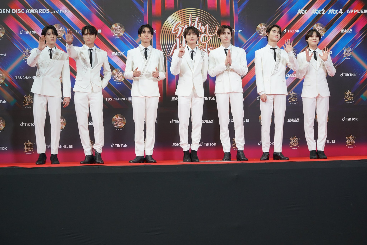 ENHYPEN được ví như đội quân &quot;bạch mã hoàng tử&quot;.