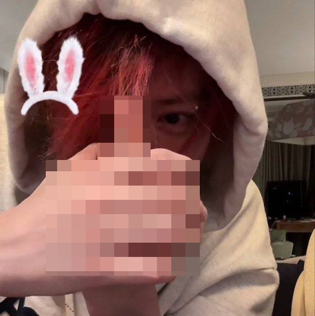 Hành động giơ ngón giữa của Lộc Hàm được người xem buổi phát trực tiếp ghi lại. Hành động giơ ngón giữa của Lộc Hàm được người xem buổi phát trực tiếp ghi lại.