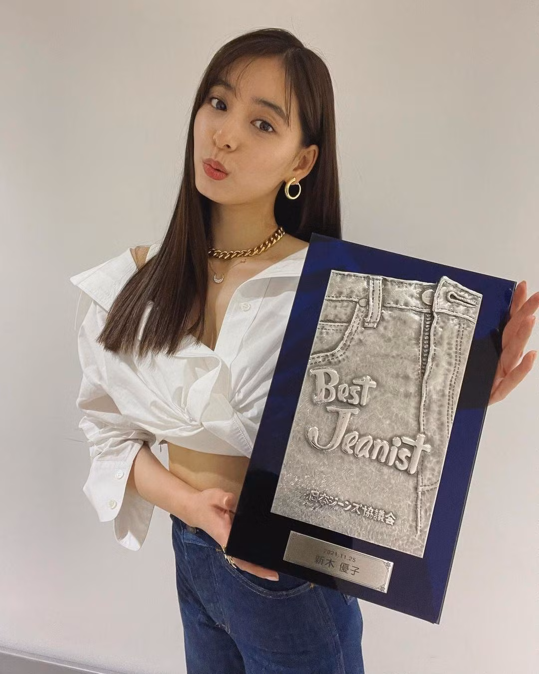 Vừa qua, Yuko Araki còn nhận được giải Best Jeanist lần thứ 38 dành cho "người chơi hệ jeans" xuất sắc nhất của Nhật Bản - càng khẳng định sức hút ấn tượng của mình trong làng thời trang nói riêng và giới giải trí xứ Mặt Trời mọc nói chung.