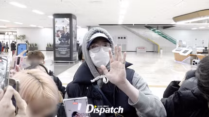 Lee Jong Suk trở về một mình sau chuyến hẹn hò.